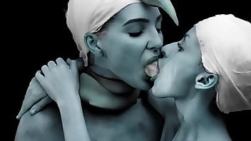 Alien Lesbians Porn | Lesbians Kissing